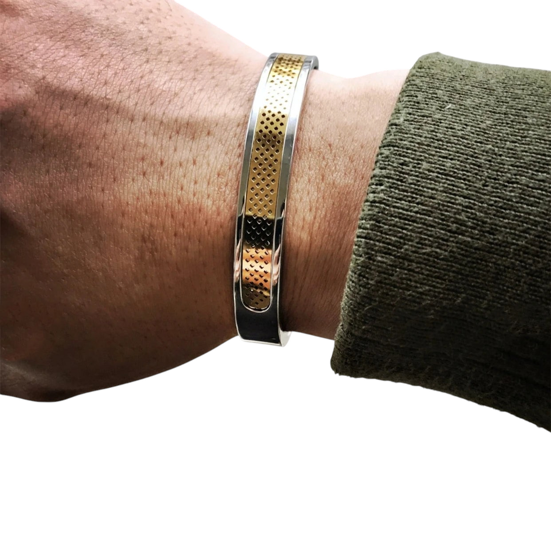Aureliss Noah Armreif aus Edelstahl in Gold und Silber mit perforiertem Muster am Handgelenk getragen
