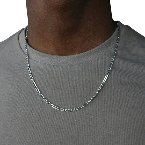 Aureliss Enzo Figaro-Kette aus silberfarbenem Edelstahl, 3 mm breit, getragen an einem Hals