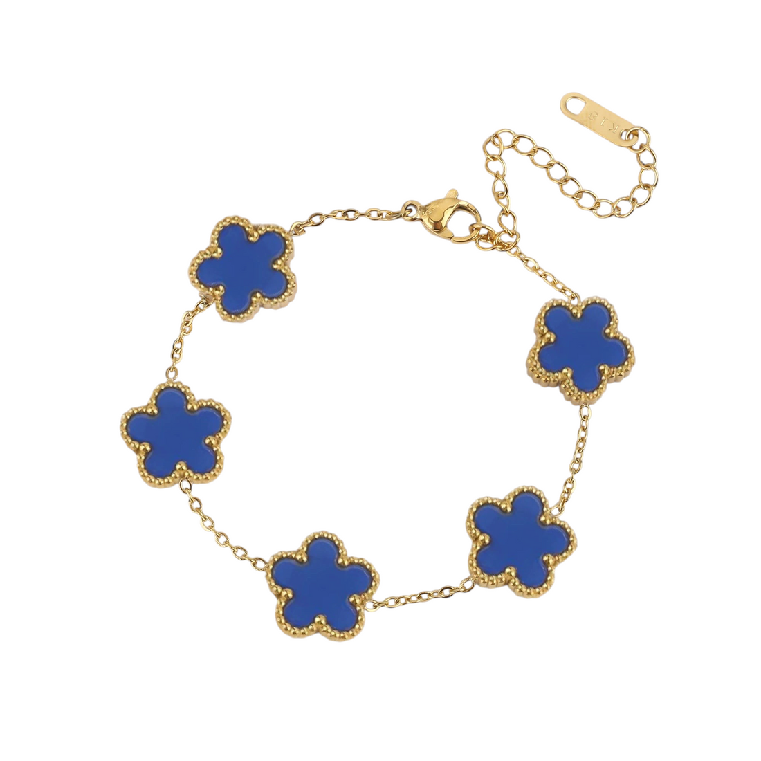 Aureliss Fynn Armband aus goldfarbenem Edelstahl mit fünf blauen Blüten-Motiven an einer feinen Gliederkette