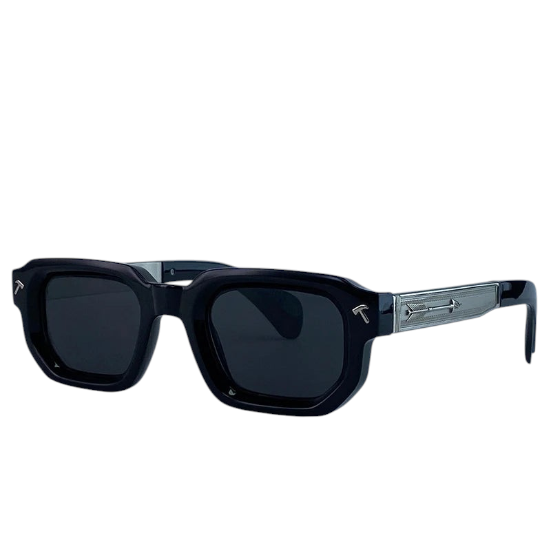Aureliss Axel quadratische Herren-Sonnenbrille mit schwarzem Rahmen, dunklen Gläsern und silbernen Pfeil-Details