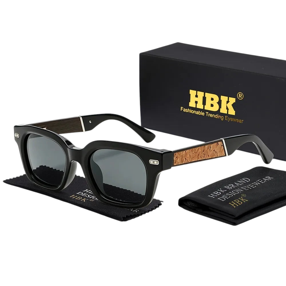 Aureliss Hudson Sonnenbrille mit schwarzem Kunststoffrahmen, Kork-Details an den Bügeln und dunklen UV400-Gläsern.