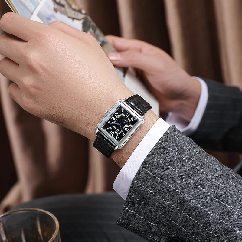 Aureliss Felix Quarzuhr mit schwarzem Zifferblatt, römischen Ziffern und schwarzem Lederarmband am Handgelenk