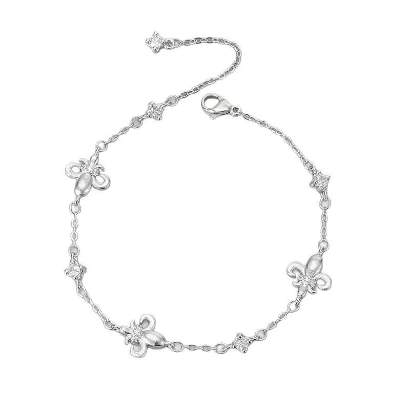 Aureliss Armband Elara in Silber mit filigranen Fleur-de-Lis-Elementen und funkelnden Zirkonia-Steinen