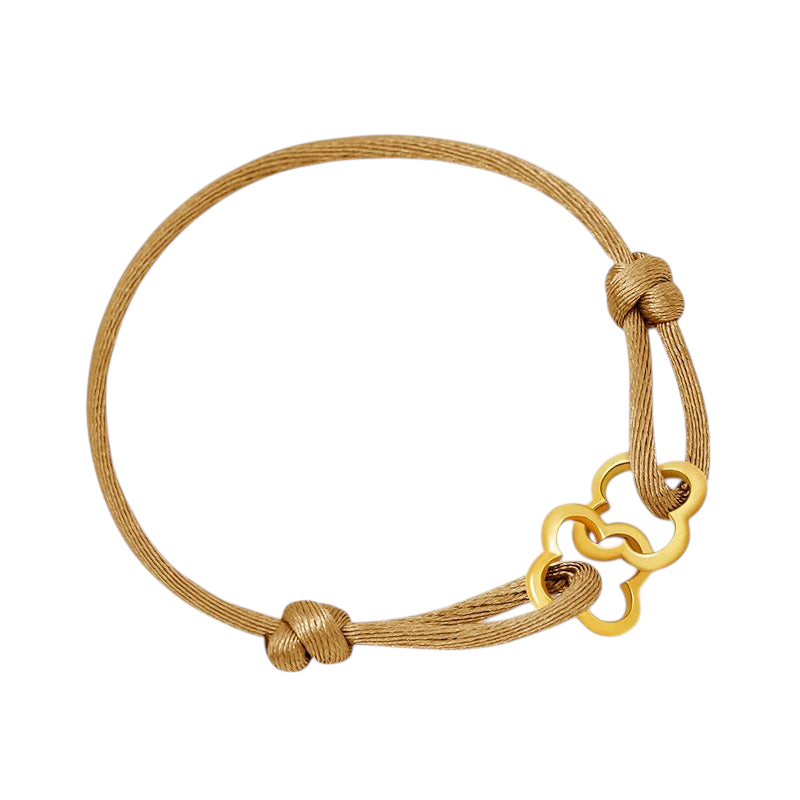 Aureliss geflochtenes Armband in Beige mit goldenem kleeblattartigem Anhänger und verstellbarem Knotenverschluss