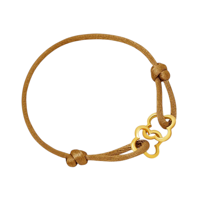 Aureliss geflochtenes Armband in Beige mit goldenem, kleeblattförmigem Anhänger und verstellbarem Knotenverschluss