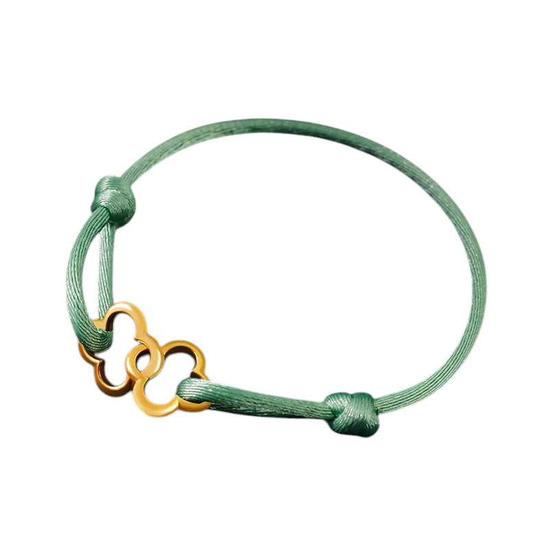 Aureliss geflochtenes Armband in Mintgrün mit goldenem kleeblattartigem Anhänger und verstellbarem Knotenverschluss