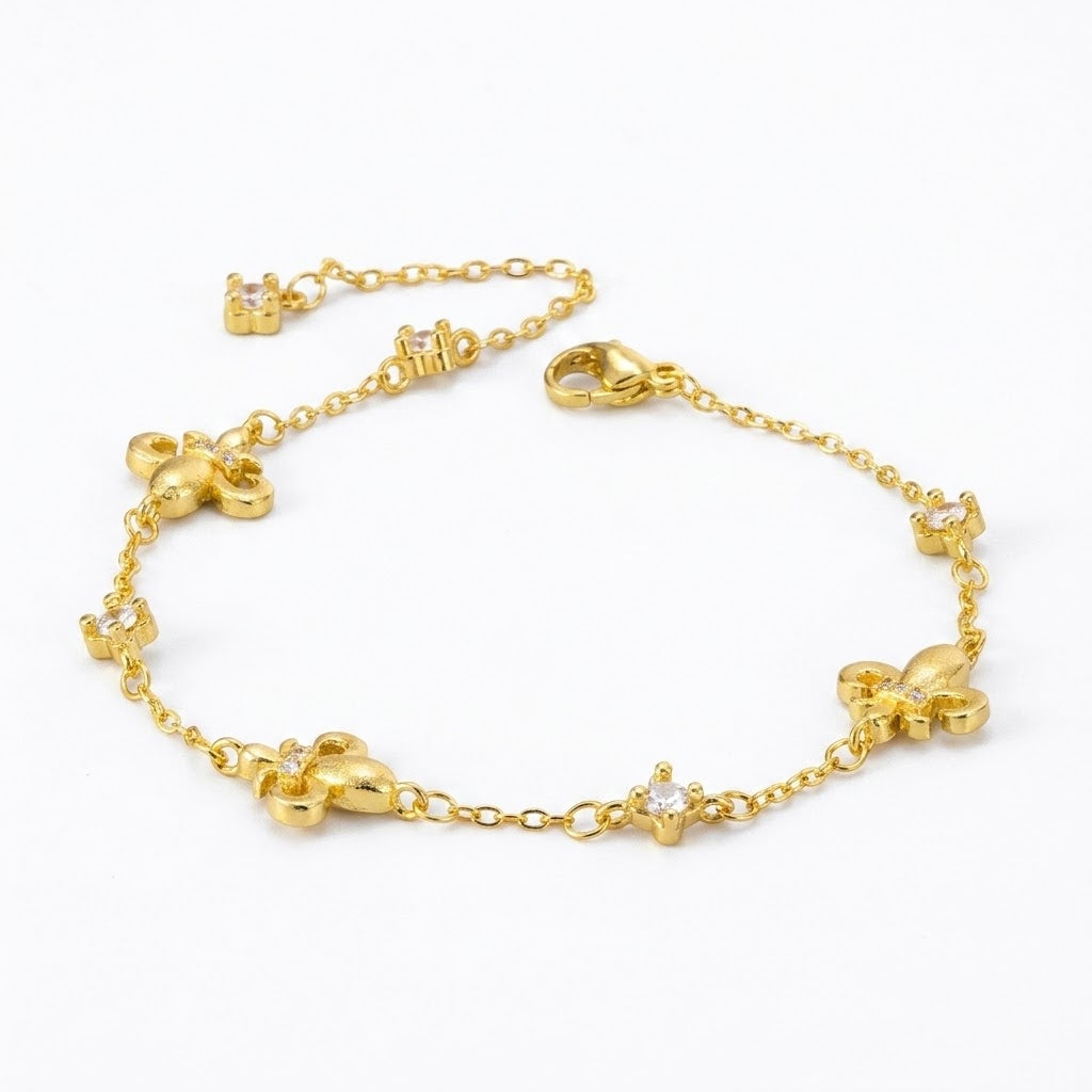Aureliss Armband Elara in Gold mit filigranen Fleur-de-Lis-Elementen und funkelnden Zirkonia-Steinen