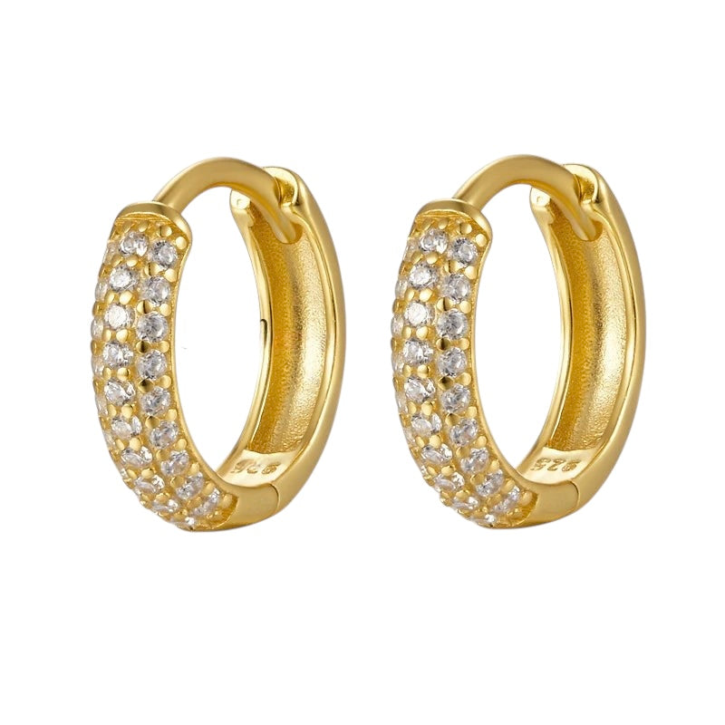 Aureliss kleine goldene Creolen aus 925er Sterlingsilber mit funkelnden Zirkonia-Steinen und sicherem Klappverschluss