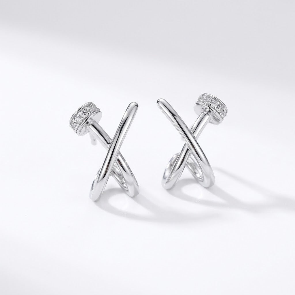 Aureliss Knox Ohrstecker in Silber mit gekreuztem Nageldesign und funkelnden Zirkonia-Steinen