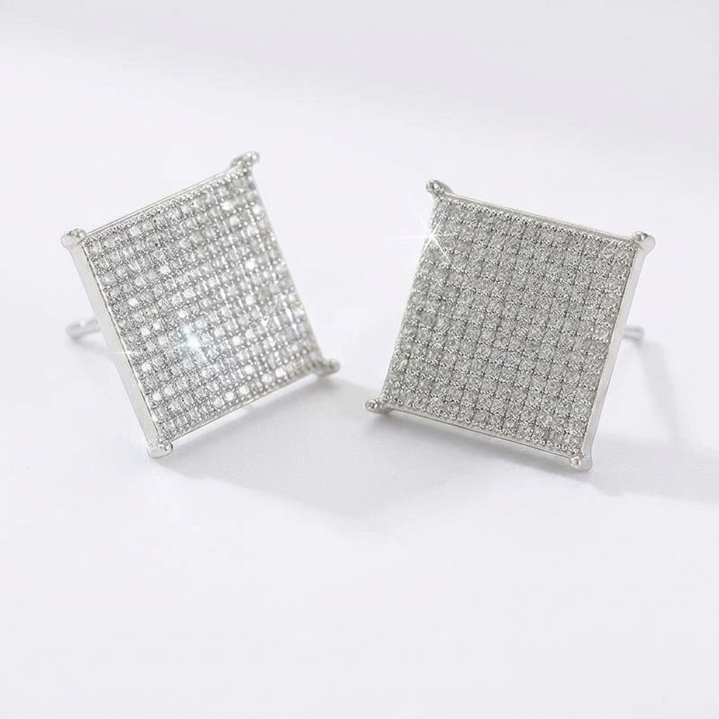 Aureliss quadratische Ohrstecker in Silber mit funkelnden Zirkonia-Steinen für einen eleganten Look.