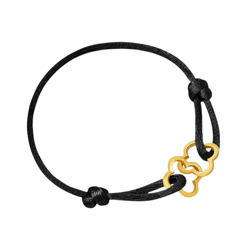 Aureliss geflochtenes schwarzes Textilarmband mit filigranem, goldfarbenem Kleeblatt-Anhänger und Knotenverschluss.