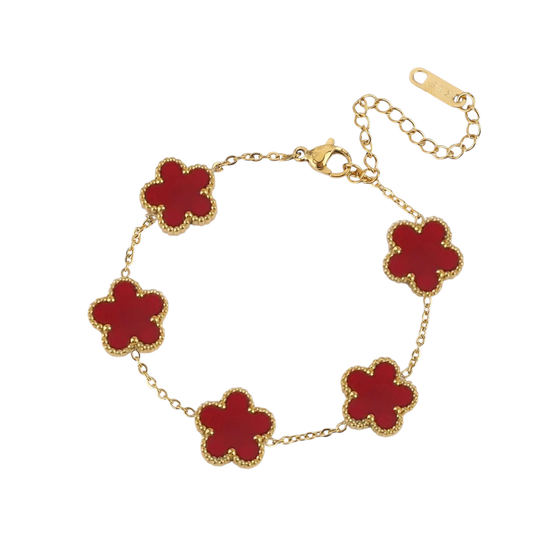 Aureliss Fynn Armband aus goldfarbenem Edelstahl mit fünf roten Blüten-Anhängern und verstellbarer Kette.