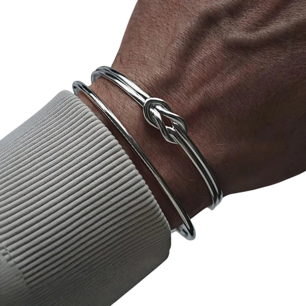 Aureliss Kenji Armreif in Silber mit elegantem Knotendesign am Handgelenk getragen