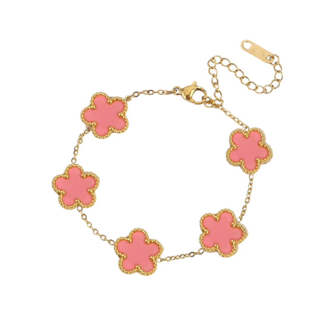 Aureliss Fynn Armband aus goldfarbenem Edelstahl mit fünf rosa Blüten-Anhängern an einer feinen Gliederkette