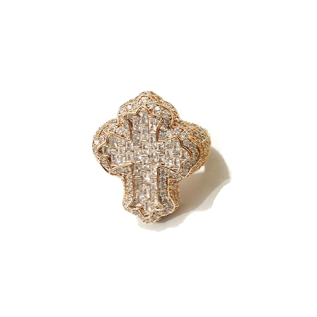 Aureliss Tyson Kreuzring in Gold mit Zirkonia-Steinen im Iced-Out-Look und breitem Kreuz-Design.