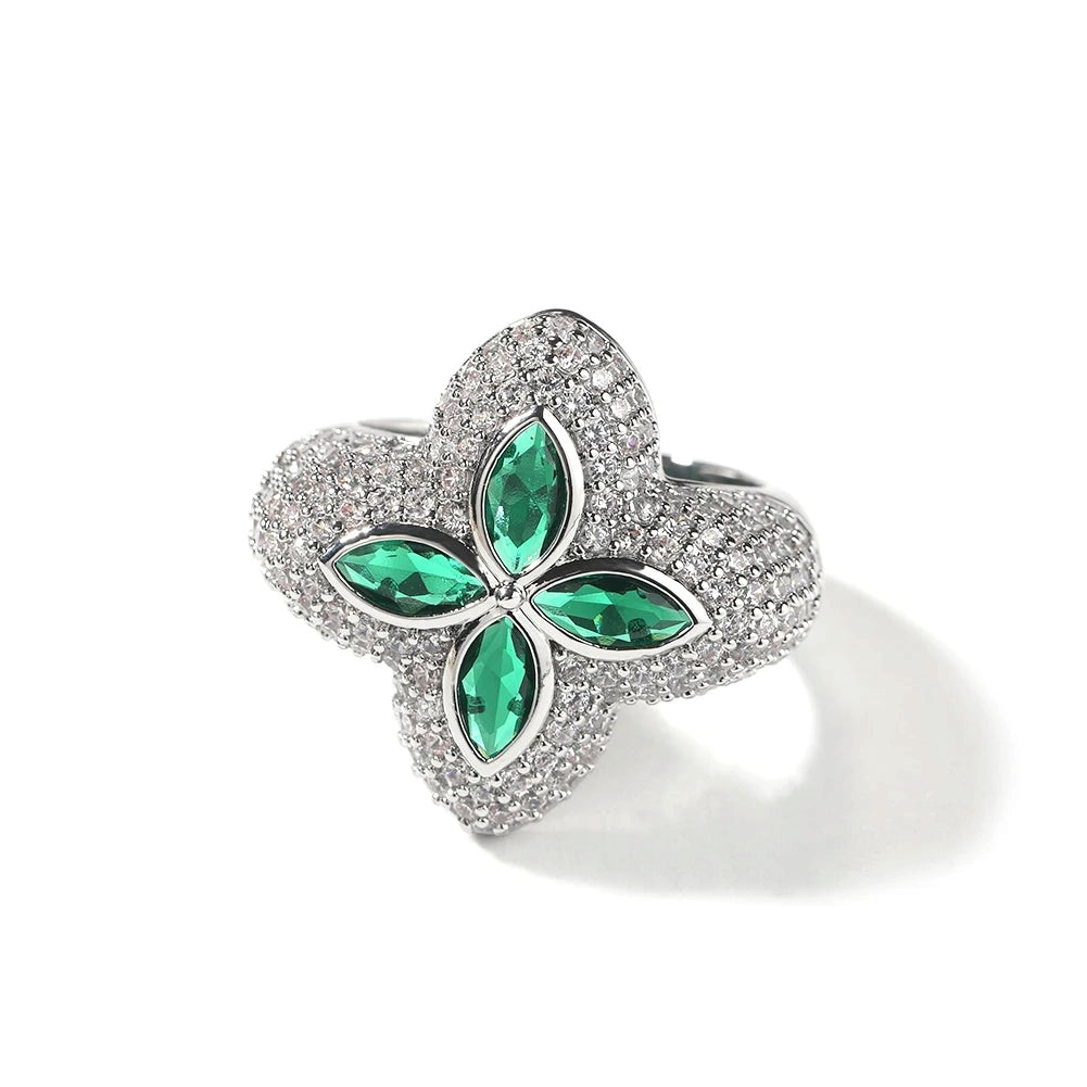 Aureliss Kleeblatt Ring aus silberfarbenem Kupfer mit grünen Zirkonia-Steinen und funkelndem Zirkonia-Besatz
