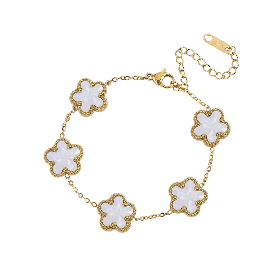 Aureliss Fynn Armband aus goldfarbenem Edelstahl mit fünf weißen Blüten-Motiven an einer feinen Kette