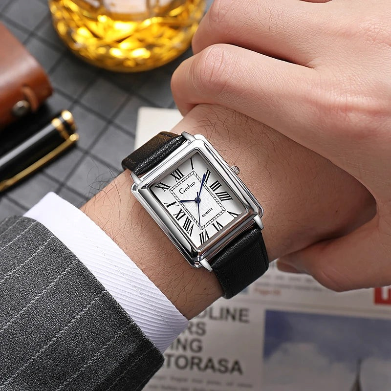 Aureliss Felix Quarzuhr mit rechteckigem Gehäuse, römischen Ziffern und schwarzem Lederarmband am Handgelenk