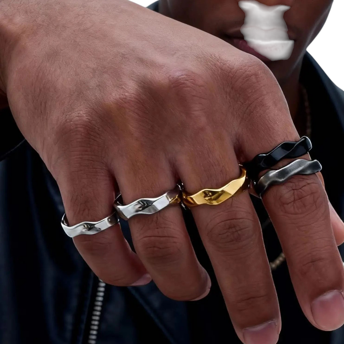 Aureliss Lior Möbius-Ringe aus Edelstahl in Silber, Gold und Schwarz an den Fingern eines Mannes
