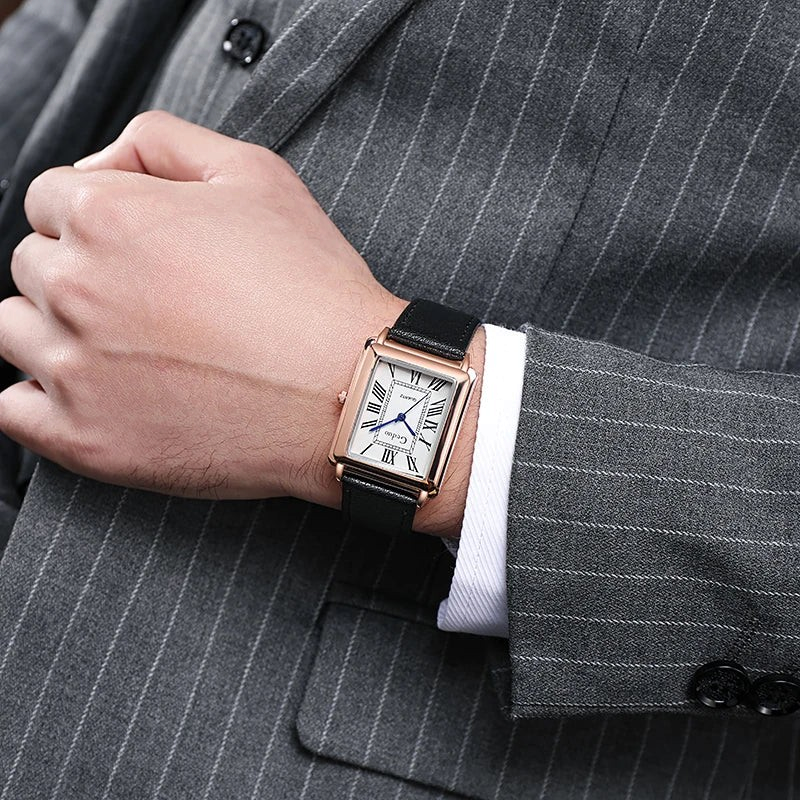Aureliss Felix Quarzuhr mit rechteckigem roségoldenem Gehäuse, römischen Ziffern und schwarzem Lederarmband am Handgelenk