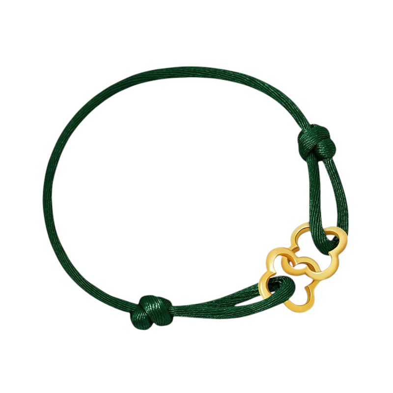 Aureliss geflochtenes Armband in Dunkelgrün mit einem eleganten, goldfarbenen Kleeblatt-Anhänger und Knotenverschluss.