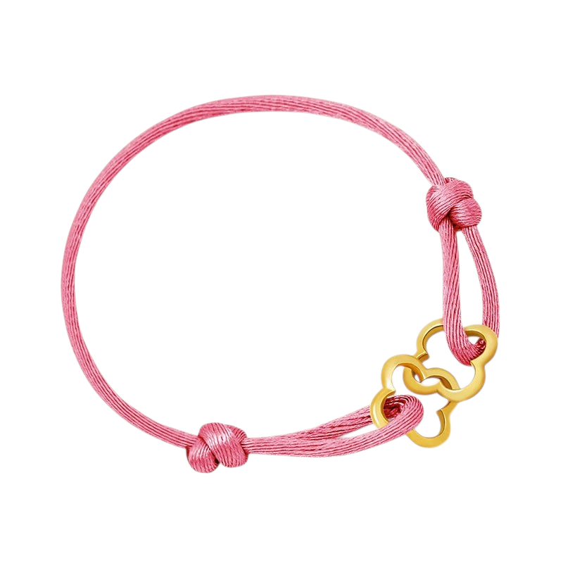 Aureliss geflochtenes Armband in Rosa mit einem goldfarbenen, kleeblattartigen Anhänger und verstellbarem Knoten.