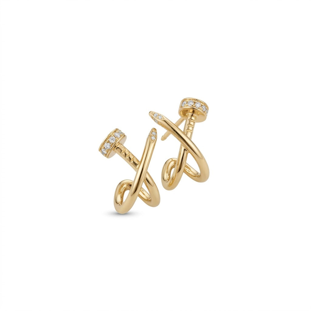 Aureliss Knox Ohrstecker in Gold mit gekreuztem Nageldesign und funkelnden Zirkonia-Steinen