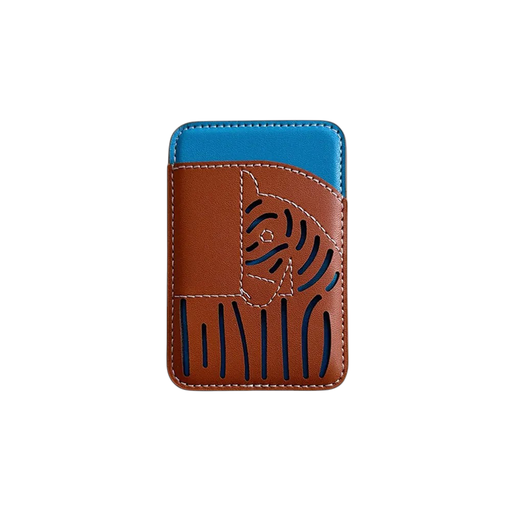 Aureliss magnetischer Kartenhalter aus braunem Kunstleder mit blauem Akzent und lasergeschnittenem Zebra-Muster