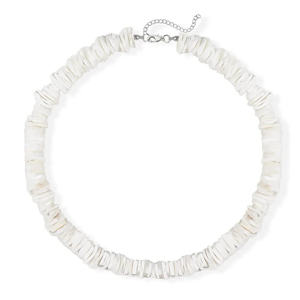 Aureliss Maris Halskette aus weißen Muschelscheiben mit silberfarbenem Verschluss im maritimen Boho-Stil