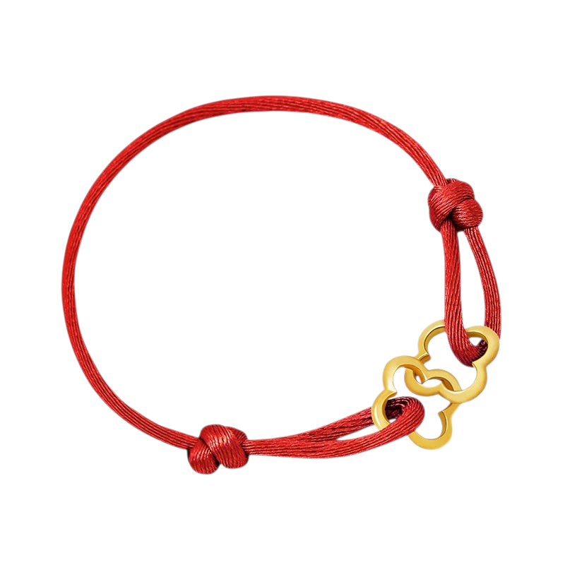 Aureliss geflochtenes rotes Textilarmband mit einem eleganten, goldfarbenen Kleeblatt-Anhänger und verstellbarem Knoten.